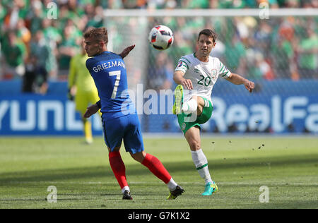 Republik Irland Wes Hoolahan (rechts) in Aktion mit Frankreichs Antoine Griezmann in der Runde der 16 Spiel im Stade de Lyon, Lyon. Stockfoto