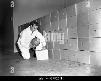 Fußball - Fußballherstellung - London. Bilder aus einer Fabrik, die Fußball herstellt. Stockfoto