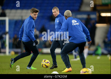 Fußball - Barclays Premier League - Everton gegen West Bromwich Albion - Goodison Park. Evertons Luke Garbutt, Tony Hibbert und Arouna Kone (von links nach rechts) während des Warm-Up Stockfoto