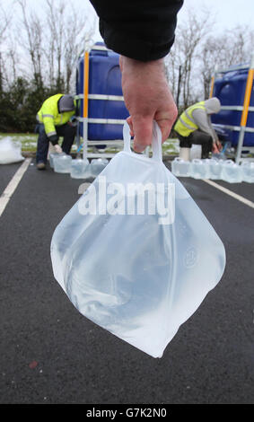 Das Wasser wird von Northern Ireland Water an der Killen Primary School in Killen aus temporären Tanks an die Öffentlichkeit verteilt. Co Tyrone als knirschende Verhandlungen zwischen Gewerkschaften und Management zur Lösung des Arbeitskonflikts, der Tausende in Nordirland ohne Wasser gelassen hat, sollten nicht bis zum Abschluss eines Abkommens aufgelöst werden, so ein Minister von Stormont. Stockfoto