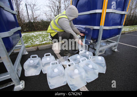 Das Wasser wird von Northern Ireland Water an der Killen Primary School in Killen aus temporären Tanks an die Öffentlichkeit verteilt. Co Tyrone als knirschende Verhandlungen zwischen Gewerkschaften und Management zur Lösung des Arbeitskonflikts, der Tausende in Nordirland ohne Wasser gelassen hat, sollten nicht bis zum Abschluss eines Abkommens aufgelöst werden, so ein Minister von Stormont. Stockfoto