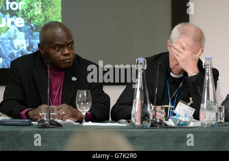 Der Erzbischof von Canterbury Justin Welby (rechts) sitzt neben dem Erzbischof von York Dr. John Sentamu, als er sein neues Buch über Rock or Sand? Im Church House in London veröffentlicht. Stockfoto
