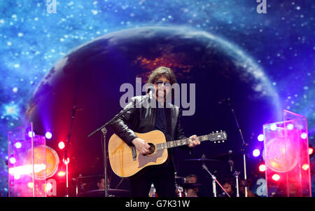 Jeff Lynne von Jeff Lynne ELO, die live auf die Bühne der Pyramide auf dem Glastonbury Festival, würdig Farm in Somerset. Stockfoto