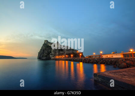 Castello Aragonese bei Sonnenaufgang. Golf von Neapel, auf der Insel Ischia, Italien Stockfoto