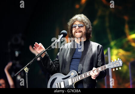 Jeff Lynne von Jeff Lynne ELO, die live auf die Bühne der Pyramide auf dem Glastonbury Festival, würdig Farm in Somerset. Stockfoto