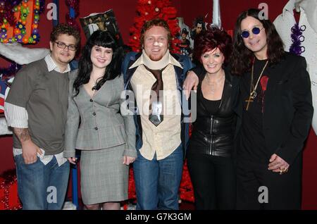 (Von links nach rechts) Jack, Kelly, Sharon und Ozzy Osbourne mit dem Komiker Avid Merrion während ihres Gastauftritts Stockfoto