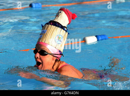 Ein Teilnehmer nimmt an der Fancy hat Schwimmen Rennen während der 6. UK Cold Water Swimming Championships in Tooting Bec Lido, London. DRÜCKEN Sie VERBANDSFOTO. Bilddatum: Samstag, 24. Januar 2015. Bildnachweis sollte lauten: John Stillwell / PA Wire Stockfoto