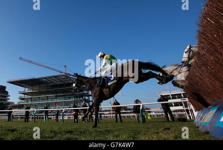 Viele Wolken von Leighton Aspell geritten springt die letzte auf dem Weg zum Sieg in der BetBright Cup Chase während des Festival Trials Day auf Cheltenham Racecourse, Cheltenham. Stockfoto