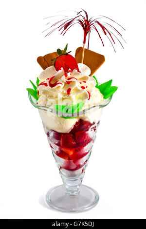 Eisbecher mit Erdbeeren Stockfoto