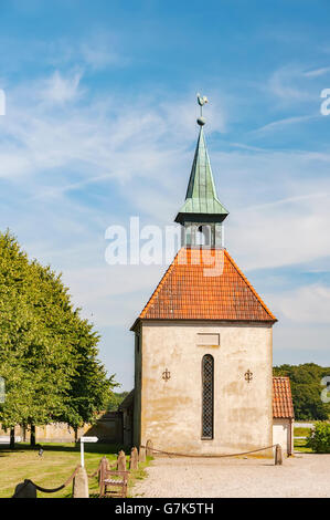 Ein Bild einer alten steinernen Kirche auf dem Gelände Loberod Castle in Schweden. Stockfoto