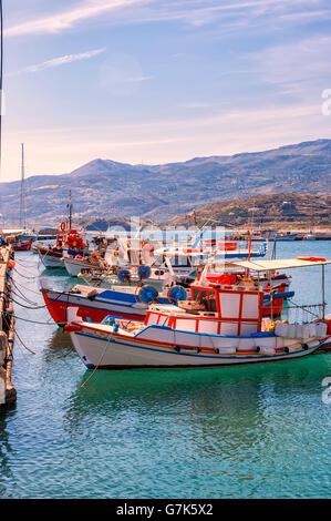 Boote festgemacht am Meer-Hafen-Stadt von Sitia auf der griechischen Insel Kreta. Stockfoto