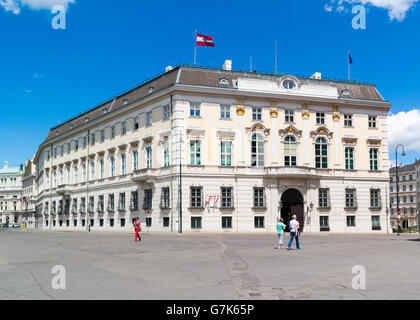 Ballhaus Quadrat mit Menschen und Bundeskanzleramt oder BKA, Bundeskanzleramt Regierungsgebäude in der Innenstadt von Wien, Österreich Stockfoto