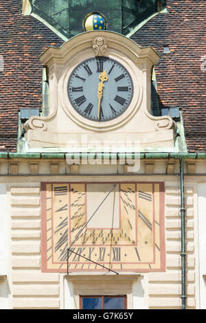 Sonnenuhr und Uhr in Fassade der Amalienburg, Teil der kaiserlichen Hofburg auf In der Burgplatz in Wien, Österreich Stockfoto