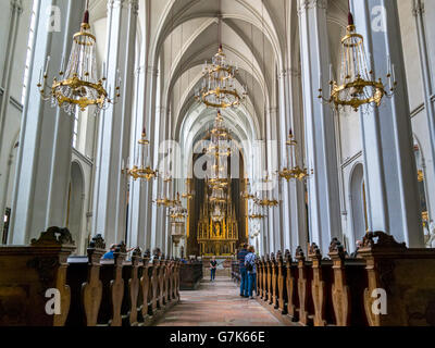 Innenraum der Augustiner Kirche, römisch-katholische Pfarrkirche und Teil der Hofburg in Wien, Österreich Stockfoto