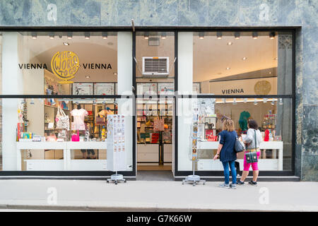 Menschen vor Souvenirladen im Augustiner Straße in der Innenstadt von Wien, Österreich Stockfoto