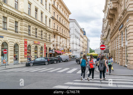 Straßenszene von Johannesgasse mit Menschen und geparkte Autos in der Innenstadt von Wien, Österreich Stockfoto