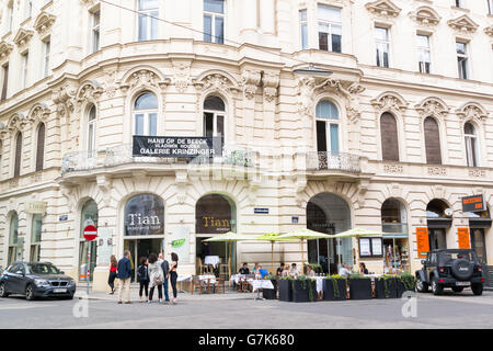 Straßenszene von Seilerstatte mit Menschen auf der Außenterrasse des Restaurants in der Innenstadt von Wien, Österreich Stockfoto