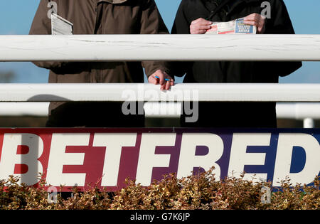 Pferderennen - Betfred Classic Chase Day - Warwick Racecourse. Detail als Rennfahrer beobachten Sie die Läufer und Reiter im Paradering vor der Handicap-Hürde der Betfred Goals Galore-Anfänger Stockfoto