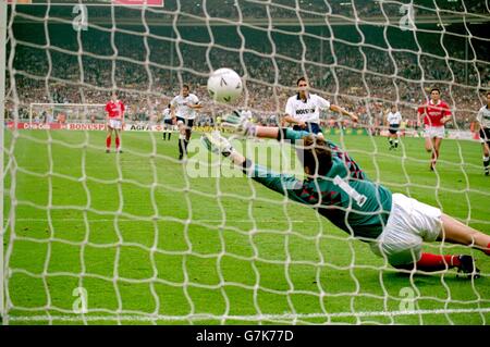 Torhüter Mark Crossley aus Nottingham Forest rettet vor Gary Lineker von Tottenham Hotspur eine Strafe. Stockfoto