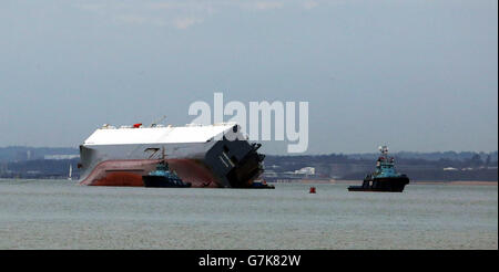 Der geplagte Autotransporter Hoegh Osaka als Wasser hat begonnen, aus dem Schiff gepumpt zu werden, das neben einer stark befahrenen Schifffahrtsstraße gestrandet ist, was dazu beiträgt, seine Liste leicht zu reduzieren. Stockfoto