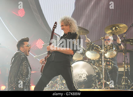 Queen und Adam Lambert Konzert - London. Brian May (Mitte) und Roger Taylor (rechts) von Queen und Adam Lambert treten in der O2 Arena, London, auf. Stockfoto