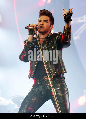 Queen und Adam Lambert Konzert - London. Adam Lambert tritt mit Queen in der O2 Arena in London auf. Stockfoto