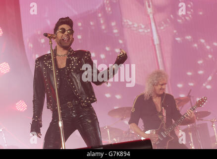 Queen und Adam Lambert Konzert - London. Brian May (rechts) von Queen und Adam Lambert treten in der O2 Arena in London auf. Stockfoto