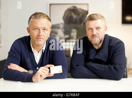 Führende Devisenunternehmer und Mitbegründer Tony North (links), Director, und Brian Jamieson, Managing Director, schließen sich zusammen, um ein neues Reisegeldgeschäft namens Centtrip zu gründen - das das weltweit erste E-Geld-Konto und Prepaid MasterCard anbietet, um 14 Währungen zu gespreisenfreien Wechselkursen zu halten. Stockfoto