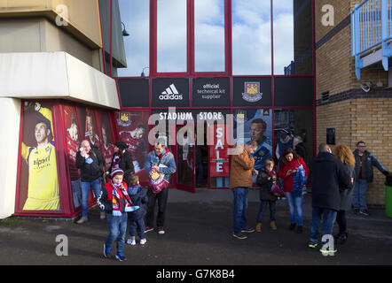 Fußball - Barclays Premier League - West Ham United gegen Hull City - Upton Park. Allgemeine Ansicht der Fans vor dem Stadium Store im Upton Park Stockfoto