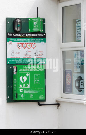 Herz sicher automatisierten externen Defibrillator an einer Mauer befestigt Stockfoto