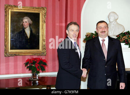 Der britische Premierminister Tony Blair (rechts) schüttelt dem Präsidenten die Hände Der Republik Aserbaidschan Ilham Aliyev am 10 Downing Straße Stockfoto