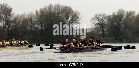 Das 2004 Oxford Trial Eight Boat, das 'Indians' Rennen gegen die 'Cowboys' (Hintergrund) auf der Themse in London, Stockfoto