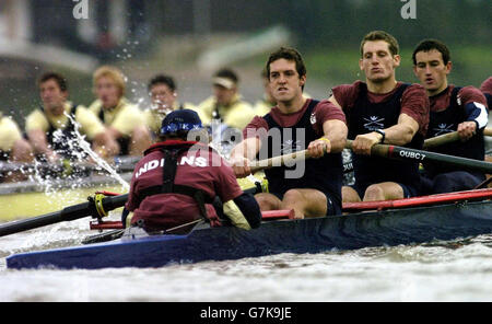 Das 2004 Oxford Trial Eight Boat, das 'Indians' Rennen gegen die 'Cowboys' (Hintergrund) auf der Themse in London, Stockfoto