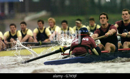 Oxford Boat Race Trials. Das Oxford-Trial-Acht-Boot von 2004, das Rennen der 'Indianer' gegen die 'Cowboys' (Hintergrund) auf der Themse. Stockfoto