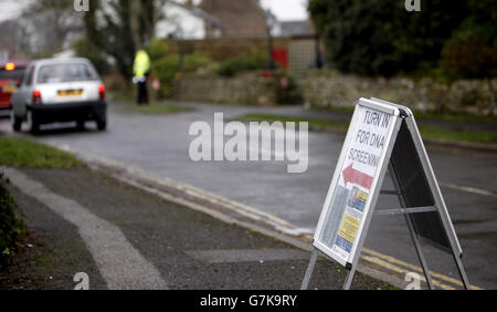 Ein Schild, das auf das Millstream Hotel in Bosham, West Sussex, zeigt, wo Detektive Tausende von Männern erwarteten, an einem DNA-Massenscreening teilzunehmen, in der Hoffnung, den Mord an Großmutter Valerie Graves zu lösen. Stockfoto