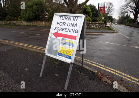 Ein Schild, das auf das Millstream Hotel in Bosham, West Sussex, zeigt, wo Detektive Tausende von Männern erwarteten, an einem DNA-Massenscreening teilzunehmen, in der Hoffnung, den Mord an Großmutter Valerie Graves zu lösen. Stockfoto