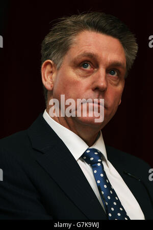 Kevin Hyland, britischer Anti-Sklaverei-Kommissar, im Dromantine Conference Center, Newry, für eine grenzüberschreitende Konferenz über Zwangsarbeit. Stockfoto