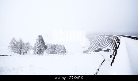 BAITINGS Stausee bei Ripponden, der mit Schnee bedeckt ist, wenn der Kälteeinbruch anhält. Stockfoto