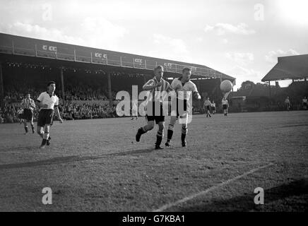 Fußball - League Division Three South - Brentford gegen Reading - Griffin Park. Cyril Chung von Reading (r) und Walter Bragg von Brentford (c) kämpfen um den Ball. Ebenfalls zu Reading abgebildet ist Thomas Ritchie (l). Stockfoto