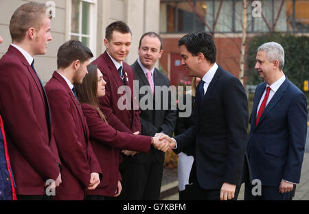 Arbeitsleiter Ed Miliband besucht heute das Hazelwood Integrated College in Nord-Belfast, wo er wissenschaftliche Experimente beobachtete und Schüler der Abteilung für Medienstudien traf. Stockfoto