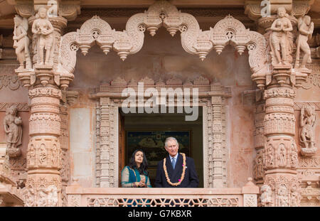 Der Prinz von Wales blickt auf die Gärten des Jain Temple in Potters Bar, Hertfordshire, mit Arshana Sanghrajka, einem Experten für Jain Temple Architecture. Stockfoto