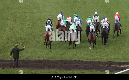 Pferderennen - Warwick Racecourse. Die Läufer starten in der behindertengerechten TurfTV-Hürde auf der Warwick Racecourse. Stockfoto