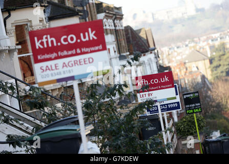 Verkauf vereinbart, Let By und for Sale Schilder außerhalb Häuser in Nord-London. DRÜCKEN SIE VERBANDSFOTO. Bilddatum: Freitag, 23. Januar 2015. Das Foto sollte lauten: Yui Mok/PA Wire Stockfoto