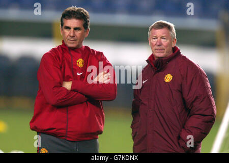 Fußball - UEFA Champions League - Gruppe D - Fenerbahce / Manchester United. Der Manager von Manchester United, Sir Alex Ferguson, plaudert mit Carlos Queiroz beim Training im Stadion Stockfoto