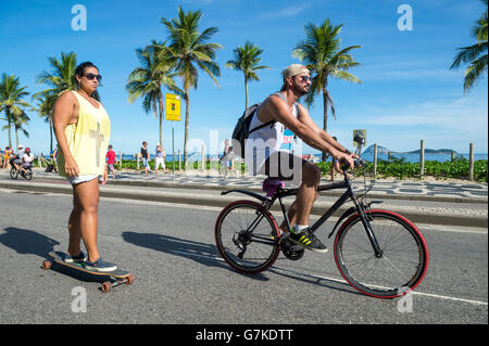 RIO DE JANEIRO - 6. März 2016: Aktive Brasilianer auf der Strandpromenade Avenida Vieira Souto Straße weitergeben, Skateboard und Fahrrad. Stockfoto