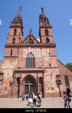 Basels Wahrzeichen Dom wurde meist gotischen Stil nach einem zerstörerischen Erdbeben im Jahr 1356 umgebaut. Stockfoto