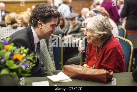 Der Gewerkschaftsführer Ed Miliband lauscht den Geschichten von Holocaust-Überlebenden bei einem Empfang in der Methodist Central Hall, London, vor einem Gottesdienst zum jährlichen Holocaust Memorial Day. Stockfoto