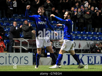 Jay O'Shea von Chesterfield (links) feiert das zweite Tor seiner Seite Des Spiels Stockfoto