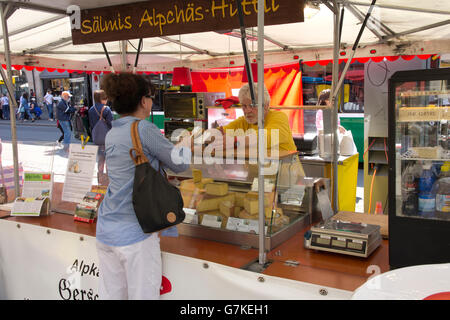 Die Stadtmarkt, täglich am Marktplatz im Zentrum Stadt bietet eine Fülle von Obst und Gemüse, Blumen und Fleisch. Stockfoto