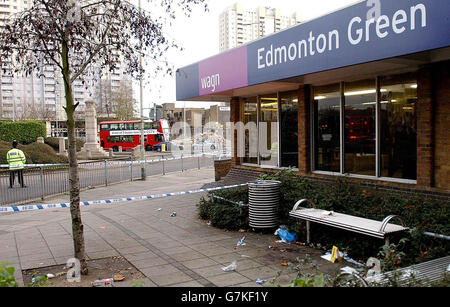 Eine allgemeine Ansicht der Edmonton Green Station, der Schauplatz eines Stichs, nachdem ein wütende Messermann eine Reihe von Stichen durchgeführt hatte, bei denen ein Mann starb und fünf Menschen jetzt um ihr Leben kämpfen. Ein Verdächtiger - der als türkisch oder nahöstlich bezeichnet wird - wurde nach den Anschlägen, die mit einem Auto in der Gegend der Green Lanes im Norden Londons durchgeführt wurden, verhaftet. Stockfoto